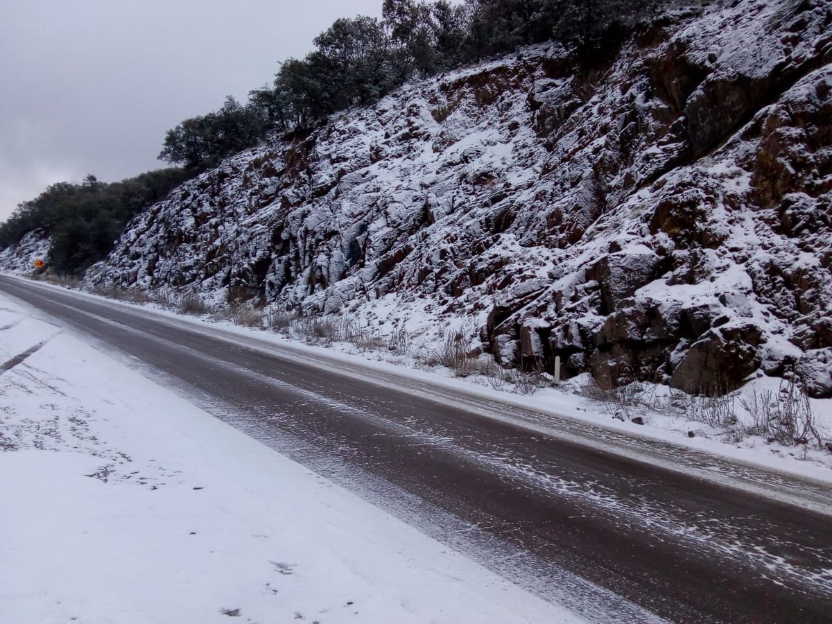 Se registran nevadas en sierras del noreste de Sonora y cierran carretera