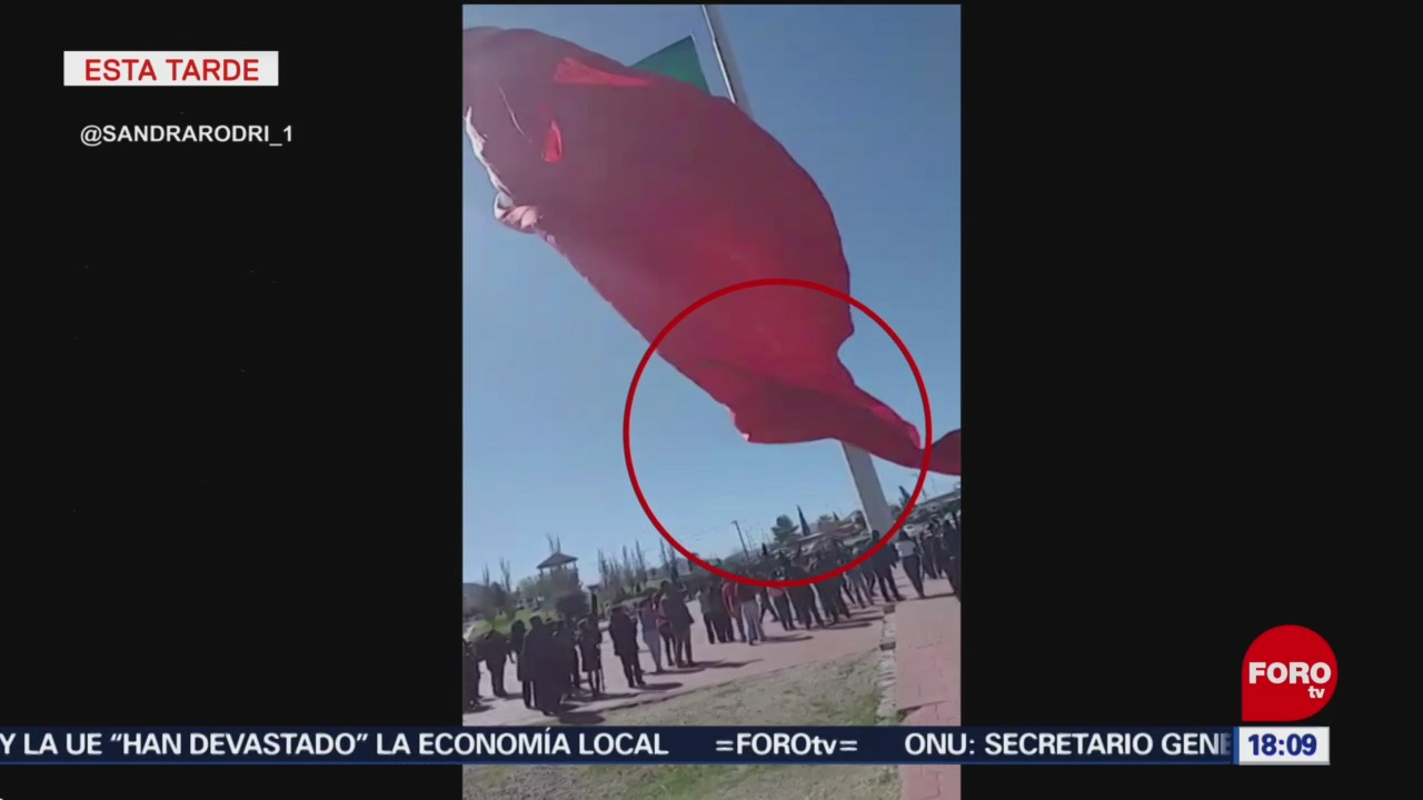 Foto: Soldado se enreda en bandera de México y cae de al menos 5 metros