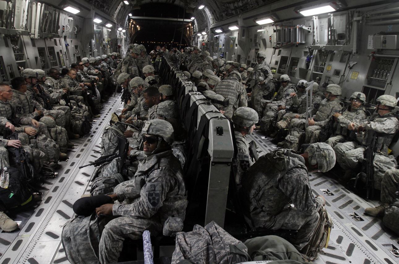 Foto: Soldados del Ejército de los Estados Unidos a bordo de un avión militar, 13 febrero 2019.