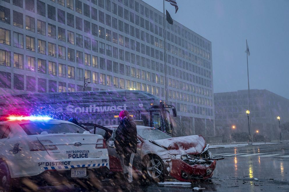 Foto: La policía auxilia en un accidente múltiple de vehículos en Washington provocado por la tormenta invernal, 20 febrero 2019