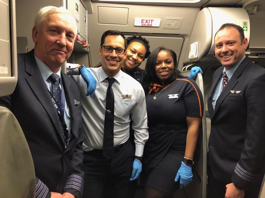 Foto: La tripulación que atendio a la mujer a bordo. del avión JetBlue llamado "Born to be Blue", 17 febrero 2019