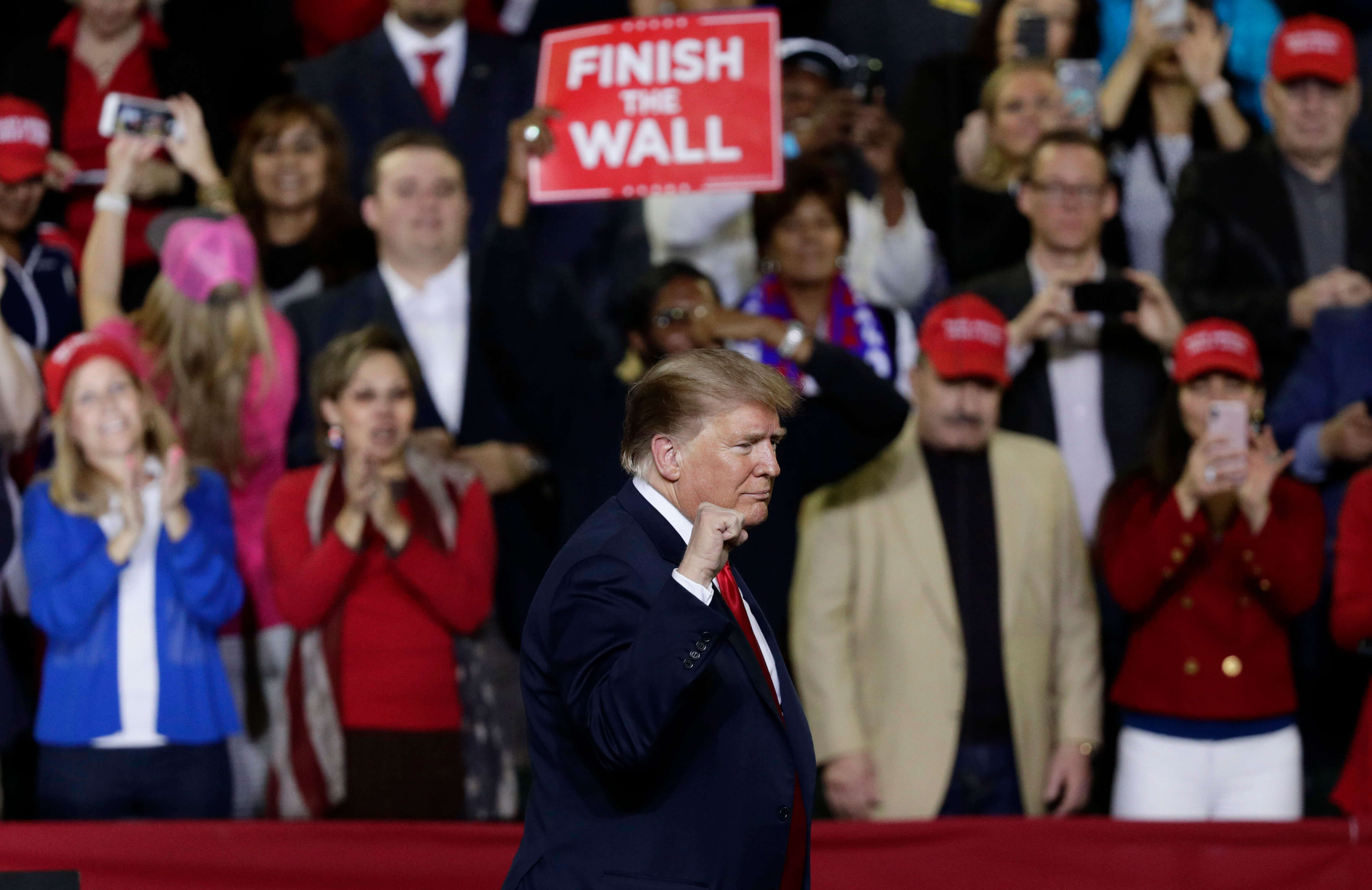 Trump analiza acuerdo del Congreso sobre frontera y muro