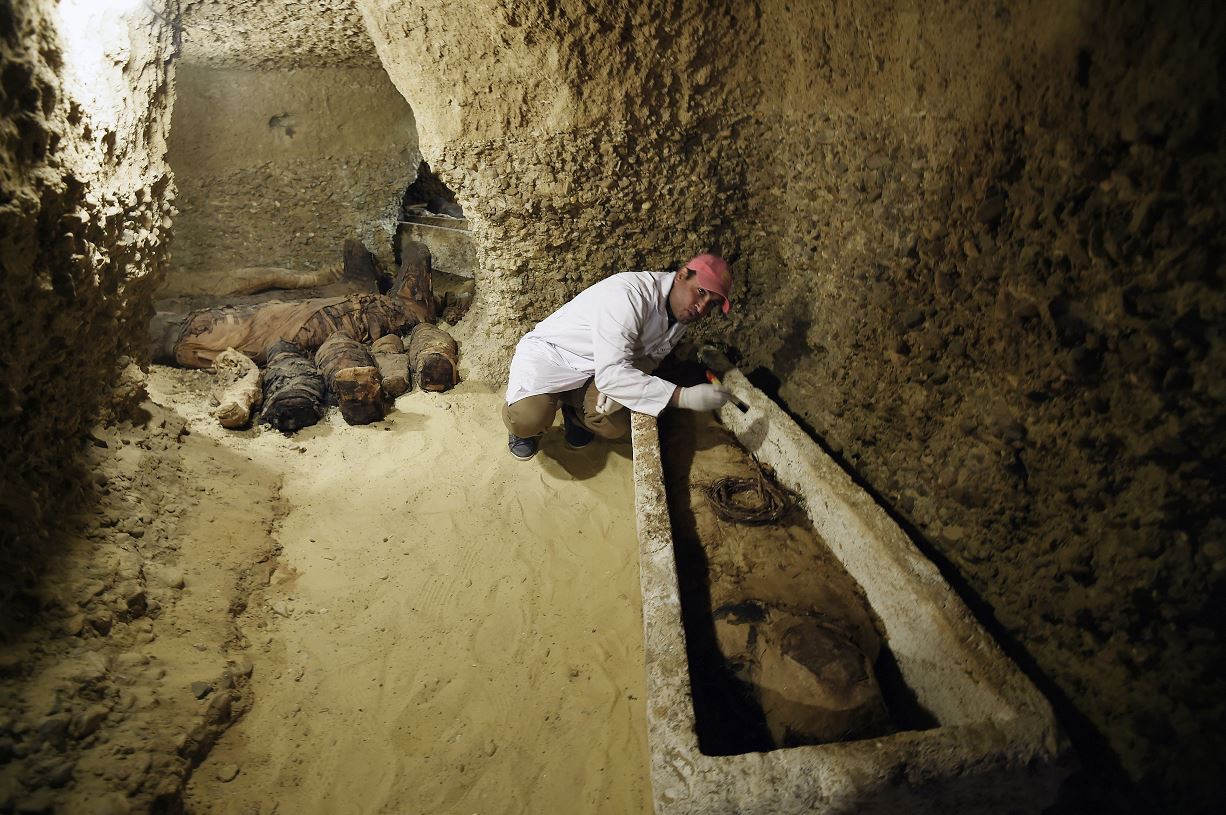Foto: Un arqueólogo trabaja en una momia en el sitio arqueológico de Tuna el-Gebel en Minya, Egipto, 3 febrero 2019