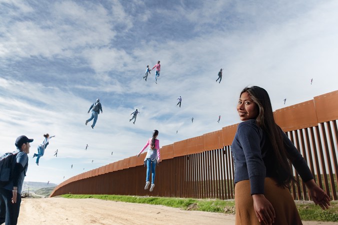 Un grupo de personas generadas con efectos de postproducción adornan esta fotografía de Yalitza Aparicio frente al muro fronterizo (W Magazine)