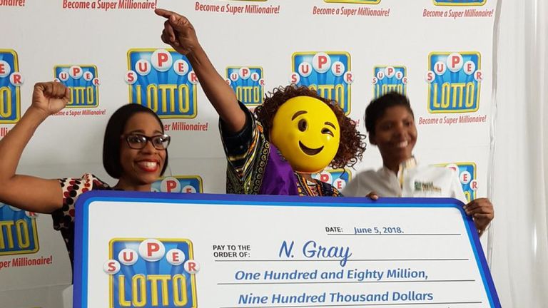 Una mujer identificada como N. Gray acudió a recoger su premio con una máscara de emoji 'guiño' en 2017 (SkyNews)
