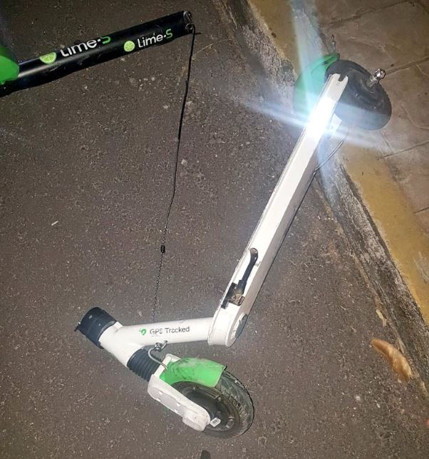Foto: El ‘Scooter’ terminó destruido cerca de hombre arrollado por el taxi el 3 de febrero de 2019