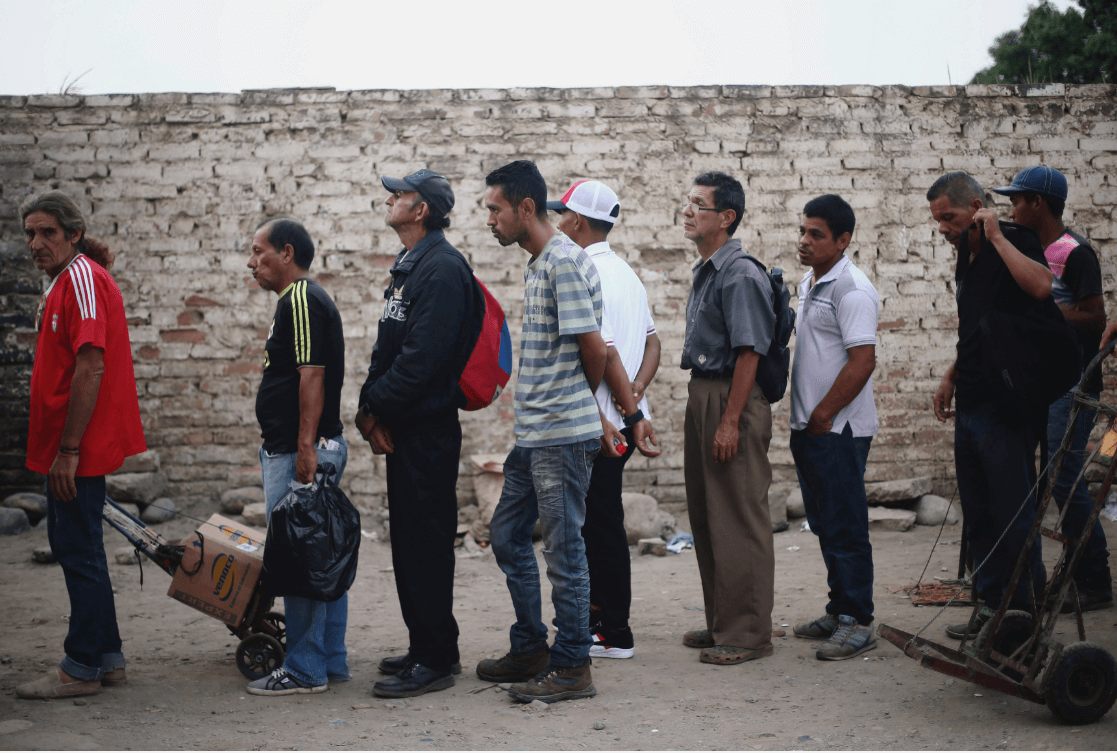 Venezolanos hacen fila en Cúcuta, Colombia, para recibir alimento. (Reuters, archivo)