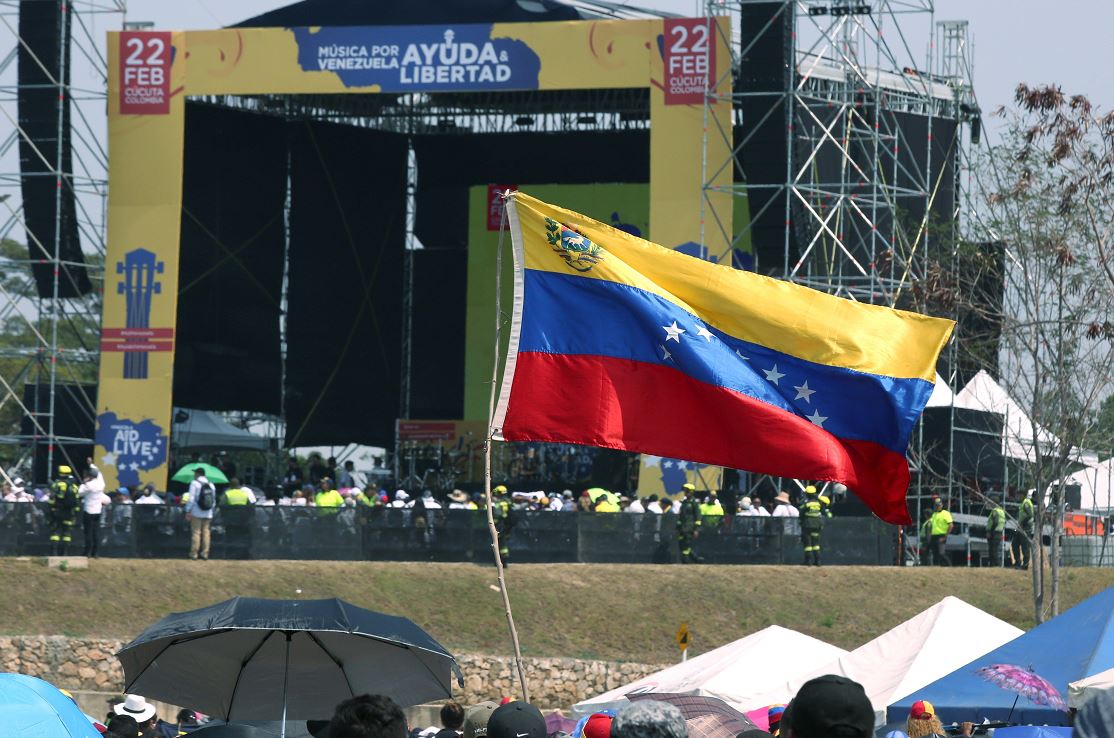 fOTO: Una bandera venezolana ondea frente al escenario del concierto Venezuela Aid Live, 22 febrero 2019