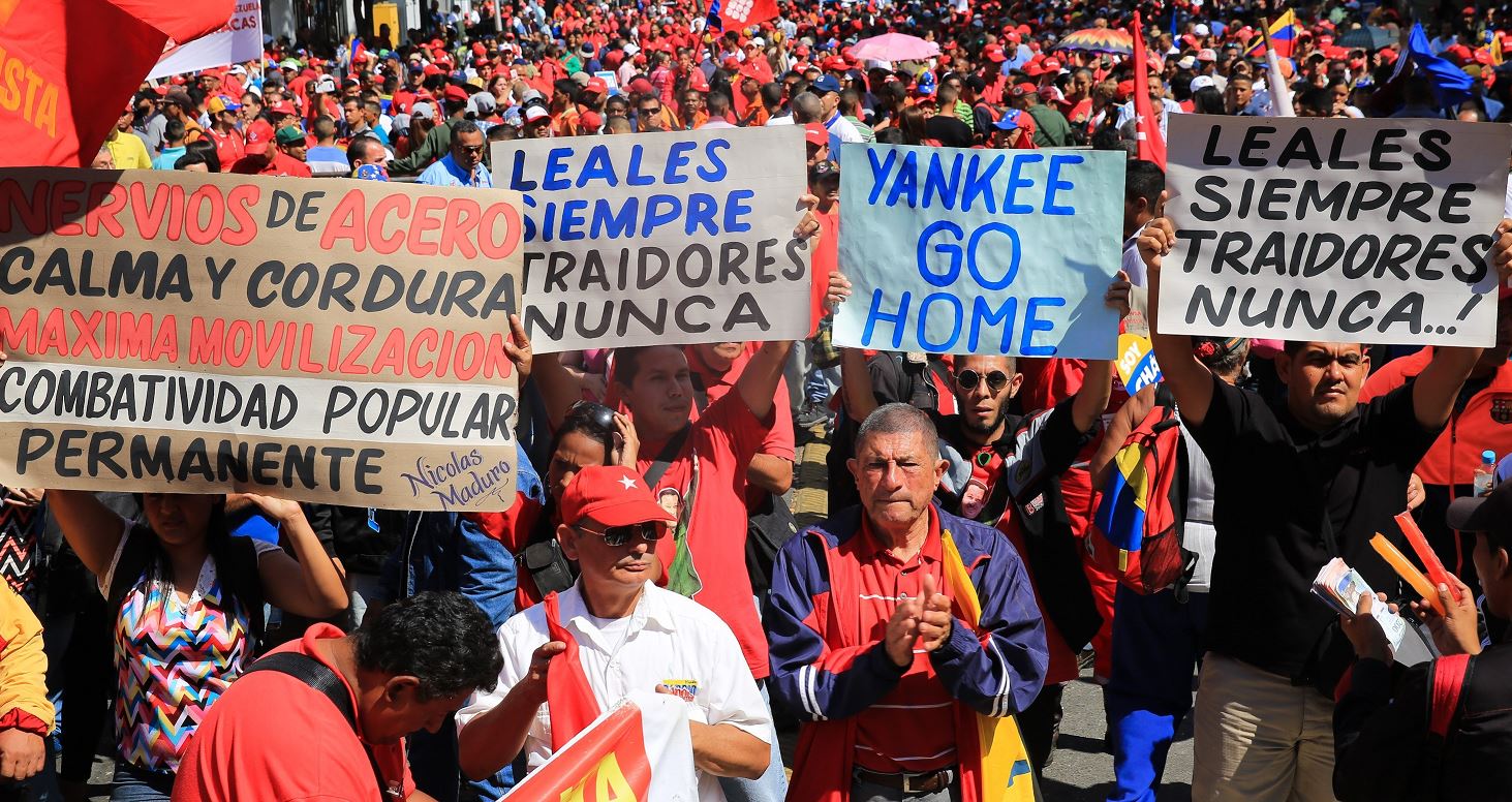 Foto: Simpatizantes del presidente Nicolás Maduro participan en una marcha en apoyo a su Gobierno, en Caracas (Venezuela), 1 febrero 2019