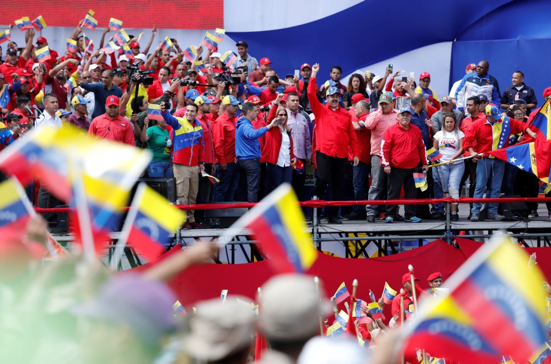Miles de personas participan en manifestaciones pro y antigobierno en Venezuela