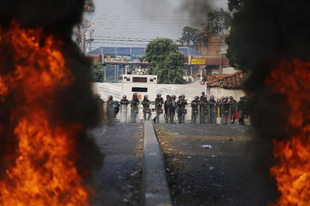 Foto: Opositores y militares en Venezuela se enfrentaron en la frontera con Colombia, el 23 de febrero de 2019 (AP)