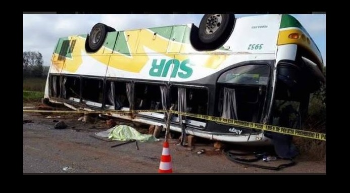 Foto: Volcadura de autobús en Campeche, 18 de febrero 2019. Twitter @DiarioDeTabasco