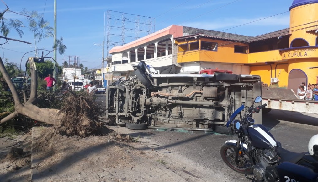 Volcadura de camioneta del servicio público deja 10 heridos en Acapulco