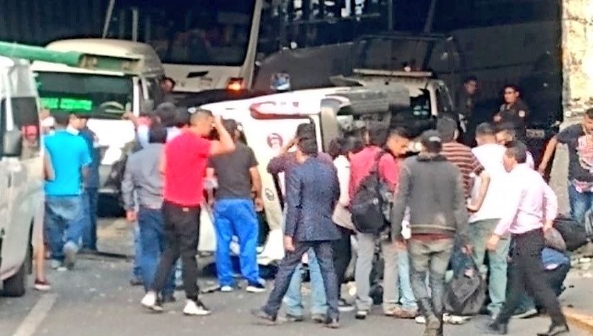 volcadura de unidad transporte publico en periferico deja cuatro heridos