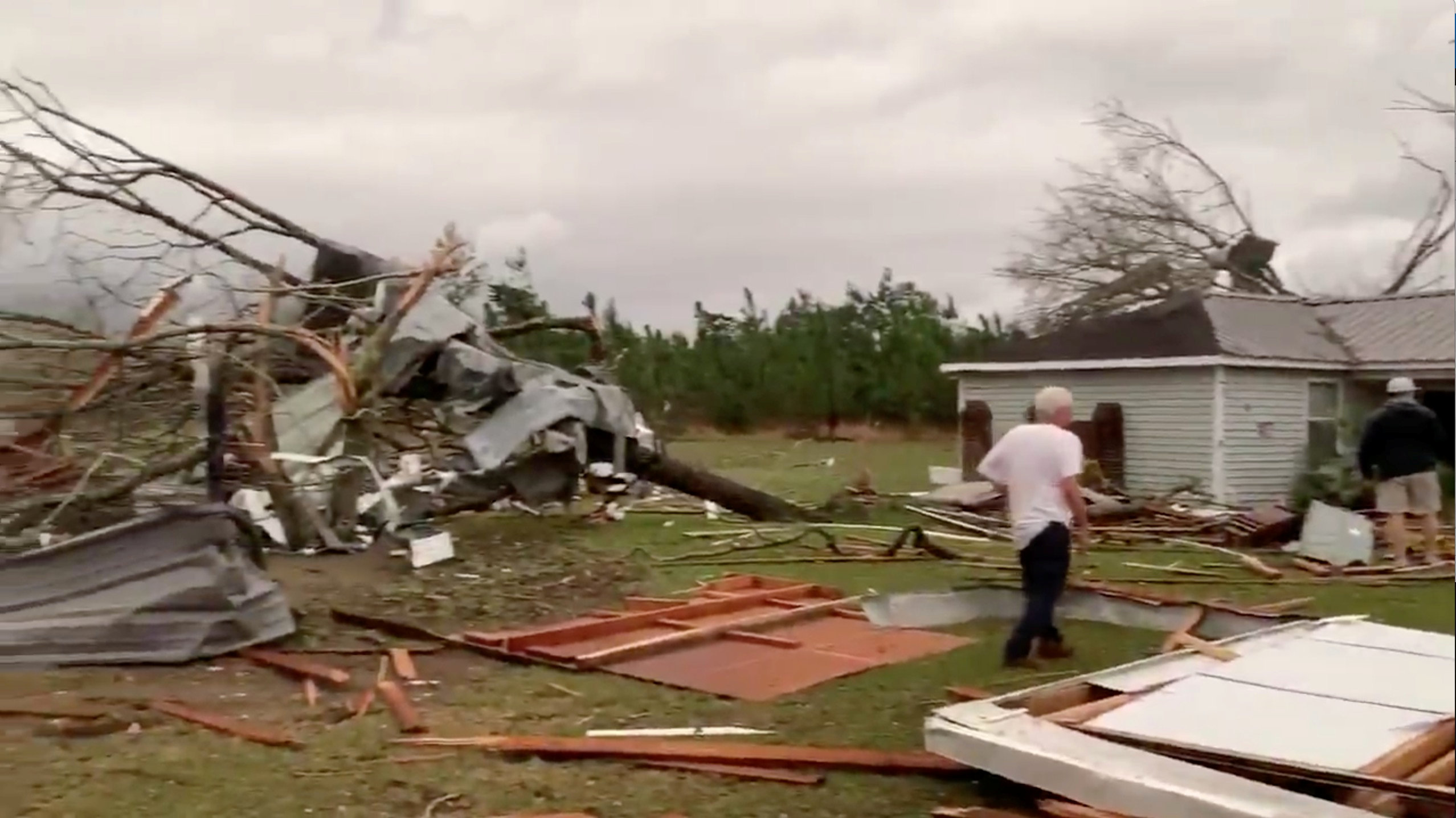 Suman 22 muertos por tornados en Alabama, EU