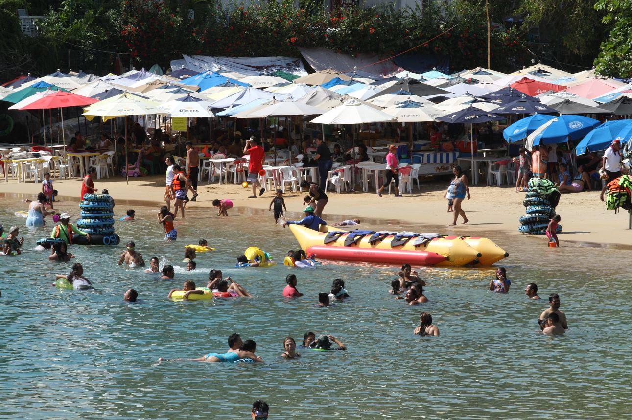 Foto: Turistas llegan a las playas de Acapulco para disfrutar del calor, mar y arena, 9 marzo 2019