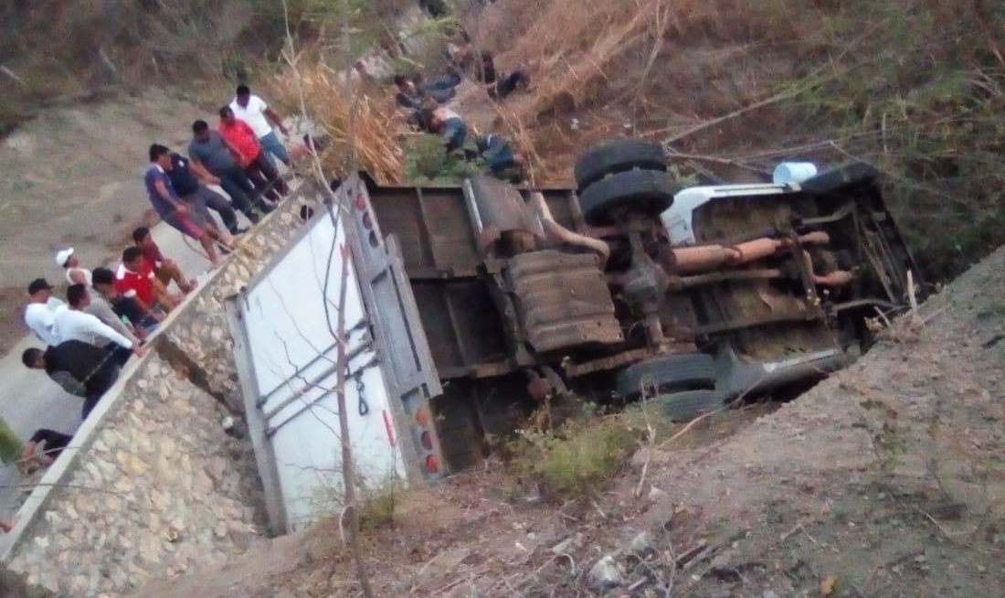 Foto: Un camión que transportaba migrantes centroamericanos se volcó a la altura del río Bombaná, marzo 9 de 2019 (Cuartoscuro)