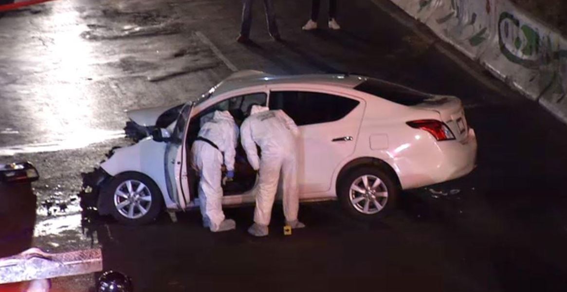 Foto: En el automóvil blanco solo viajaba el conductor y luego de perder el control del vehículo se impactó contra un camión, el 23 de marzo de 2019 (Noticieros Televisa)