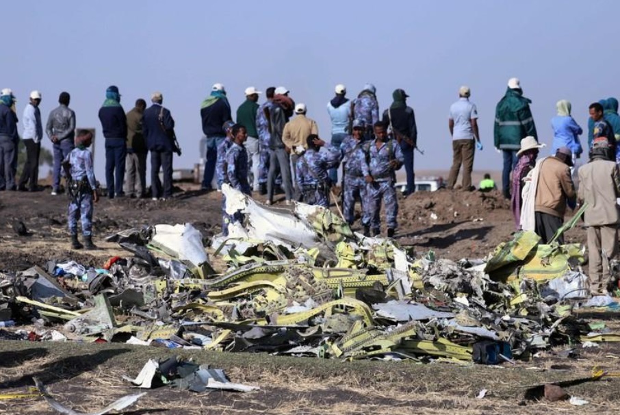 Foto: Miembros de la policía federal de Etiopía vigilan la escena del accidente del vuelo ET 302 de Ethiopian Airlines, cerca del pueblo de Bishoftu, marzo 16 de 2019 (Reuters)