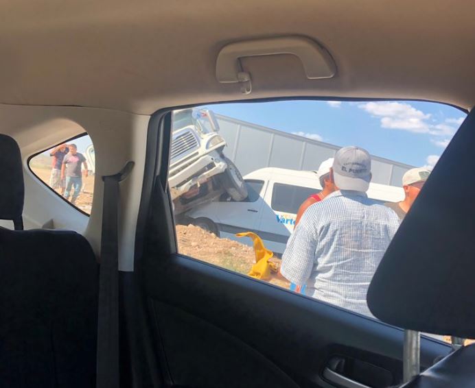 VIDEO: Tráiler embiste camioneta de personal en SLP; hay 8 heridos