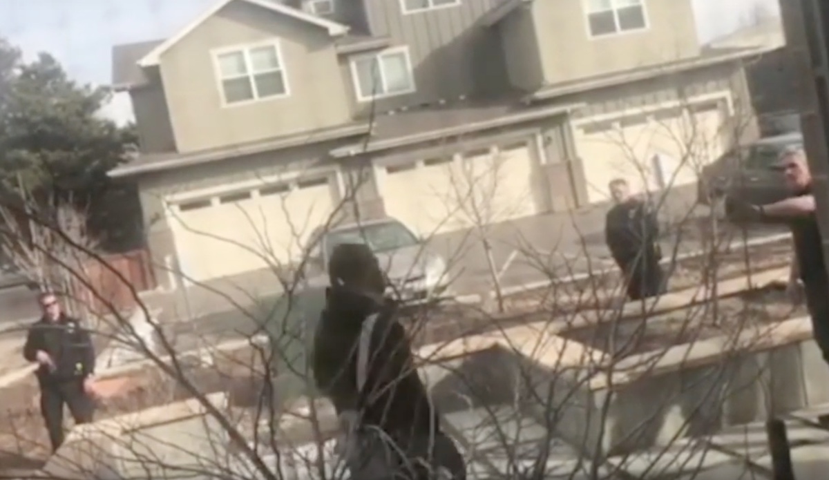 Video: Afroamericano recoge basura y policías lo confrontan