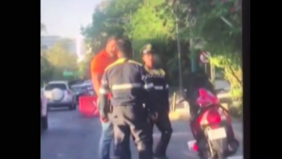 VIDEO: Dos policías agreden a un hombre en la CDMX