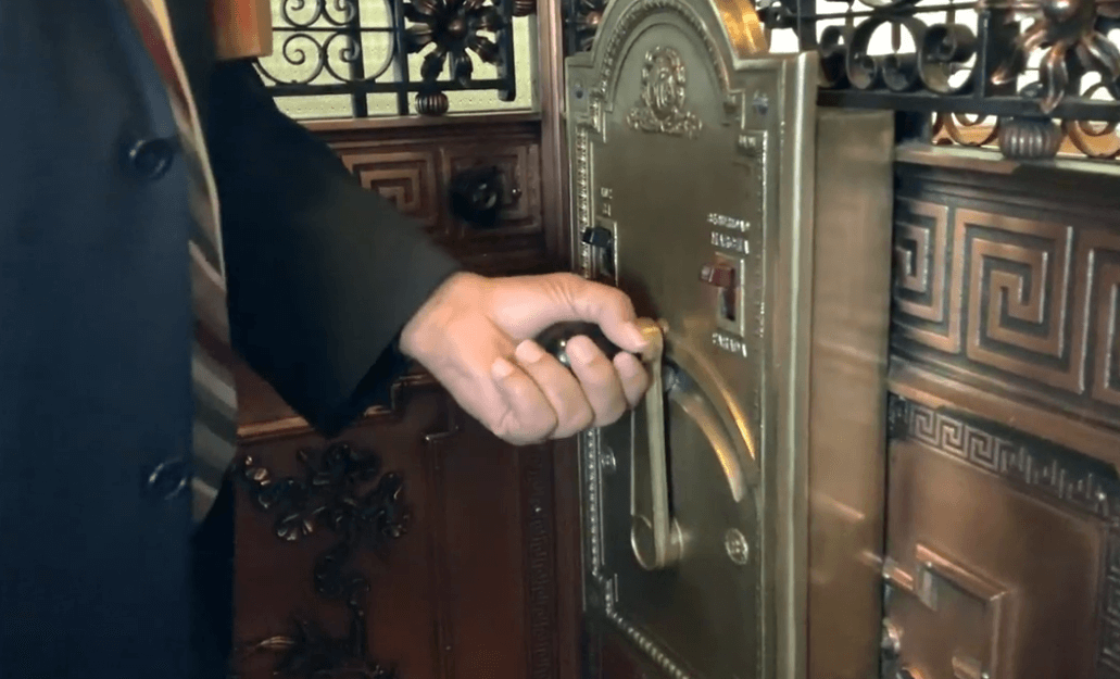 FOTO AMLO presume elevador más antiguo de Palacio Nacional (YouTube 29 marzo 2019 cdmx)