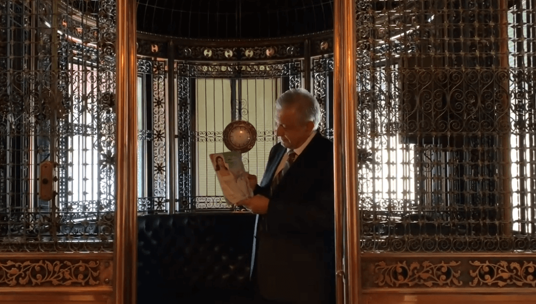 FOTO AMLO presume elevador más antiguo de Palacio Nacional (YouTube 29 marzo 2019 cdmx)
