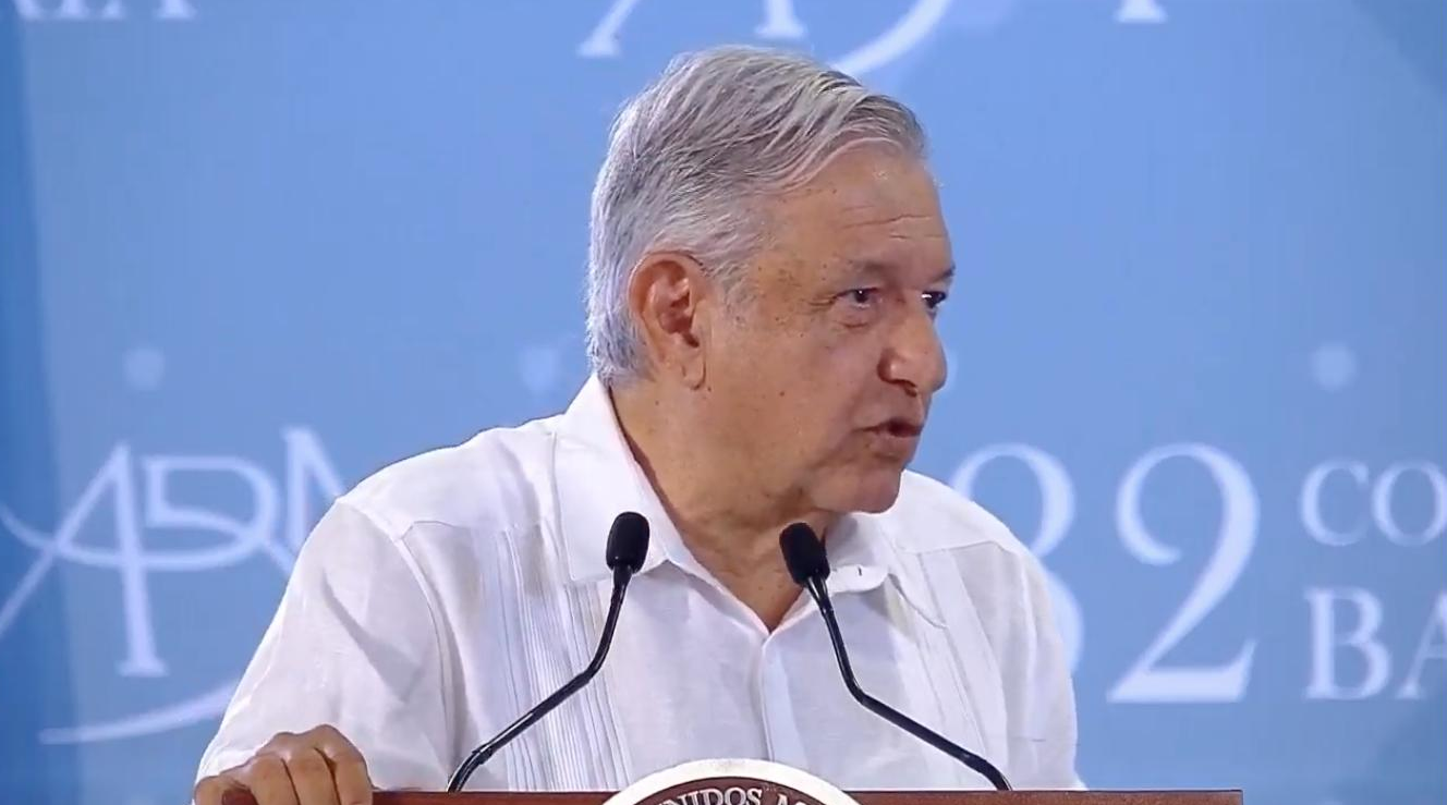 Bancos pueden bajar comisiones sin leyes, dice López Obrador