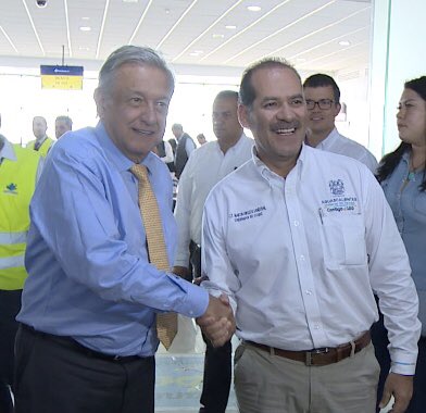 Gobernador de Aguascalientes huye de abucheos; deja a AMLO