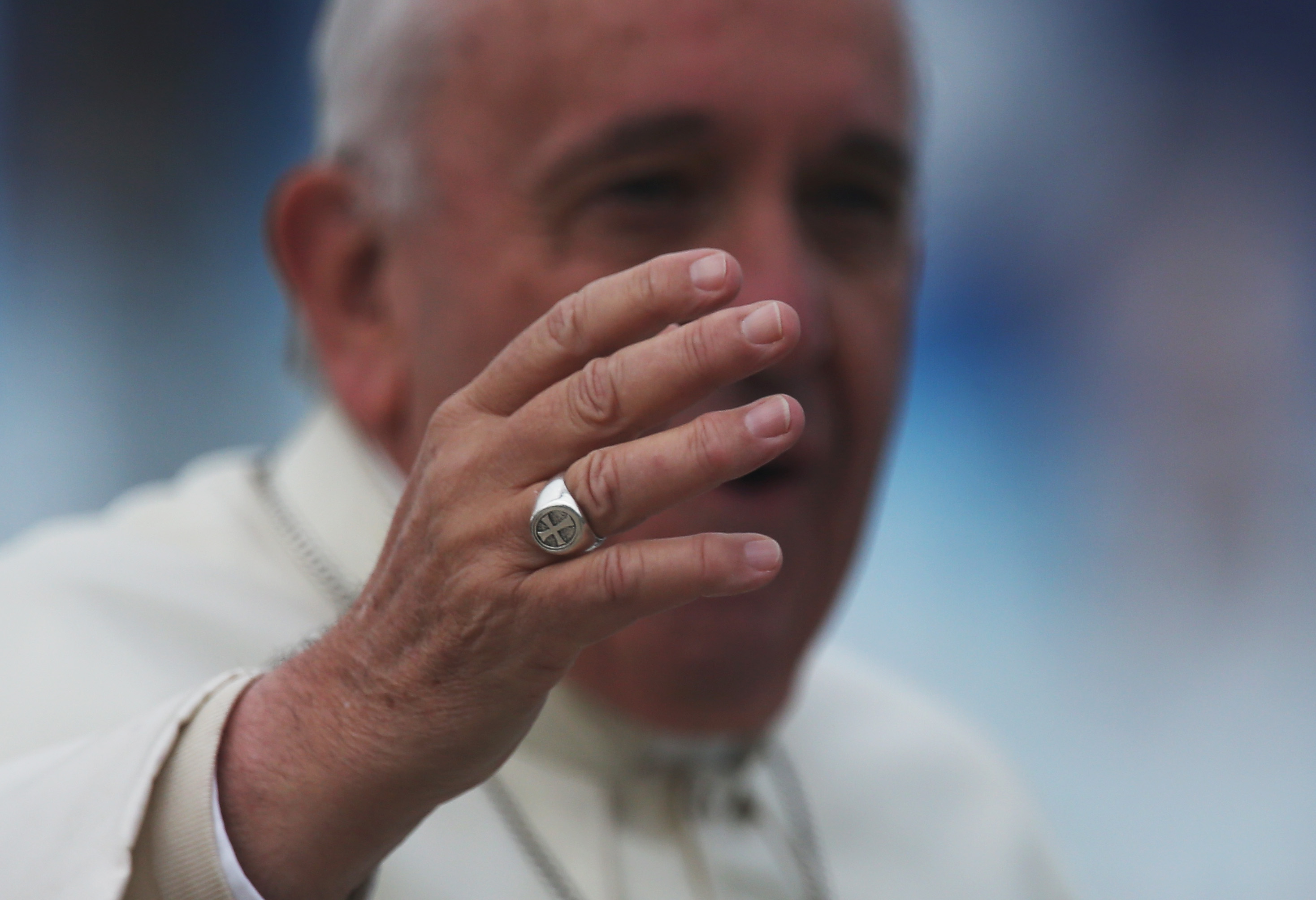 Papa Francisco explica por qué no dejó besar su anillo