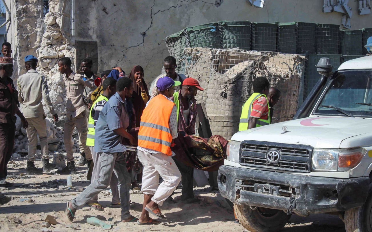 Foto: La gente lleva el cuerpo de una víctima en una camilla en el último ataque reclamado por el grupo militante islamista al-Shabab en Mogadiscio, marzo 23 de 2019 (Efe)