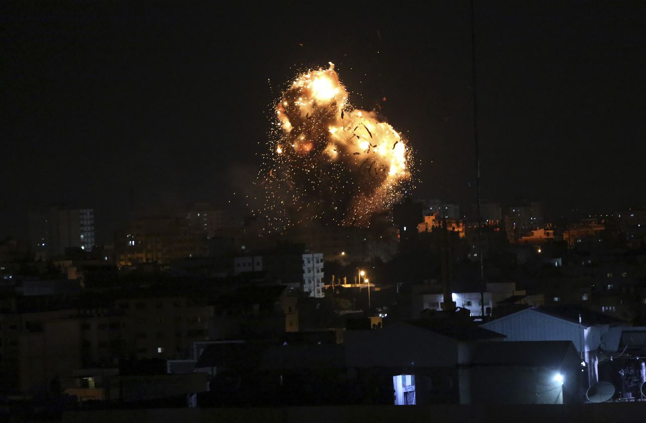 Foto: Una explosión causada por ataques aéreos israelíes en un puesto islamista de Hamas en Gaza, 2 marzo 2019