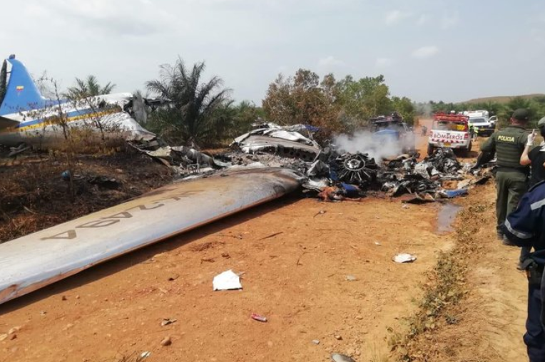 Foto: Al menos doce pasajeros de un avión murieron este sábado tras intentar un aterrizaje de emergencia en una zona selvática del departamento colombiano del Meta, marzo 9 de 2019 (Twitter: @Enel_Aire)