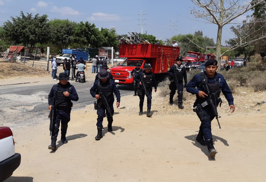 Foto: Enfrentamiento entre grupos antagónicos de transportistas deja al menos tres heridos en Oaxaca, marzo 5 de 2019 (Twitter: @DiarioEncuentro)