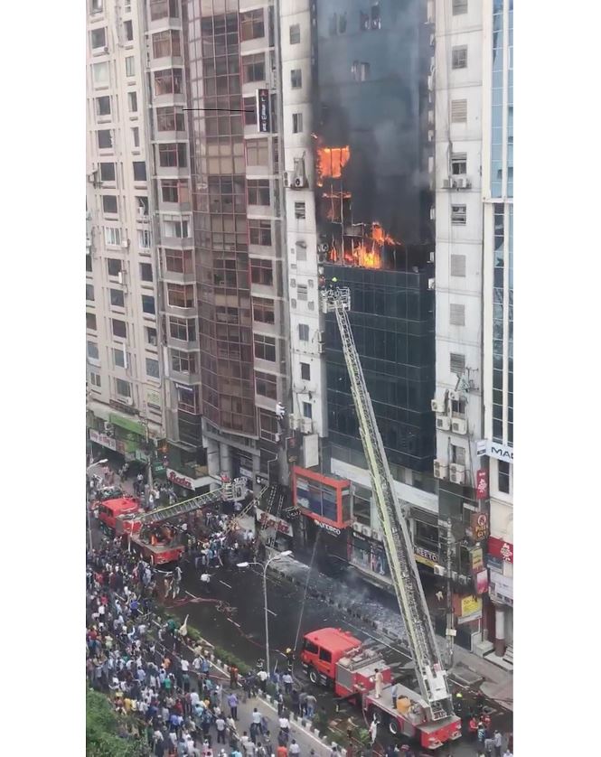 Bangladesh arresta propietarios edificio incendiado muertos
