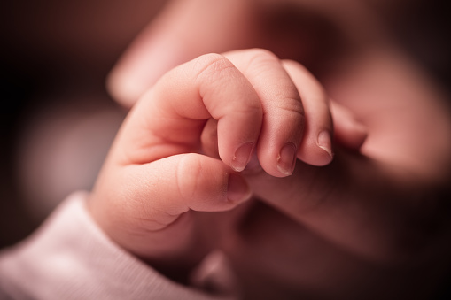 Foto:Un bebé sostiene la mano de una persona adulta, 28 marzo 2019