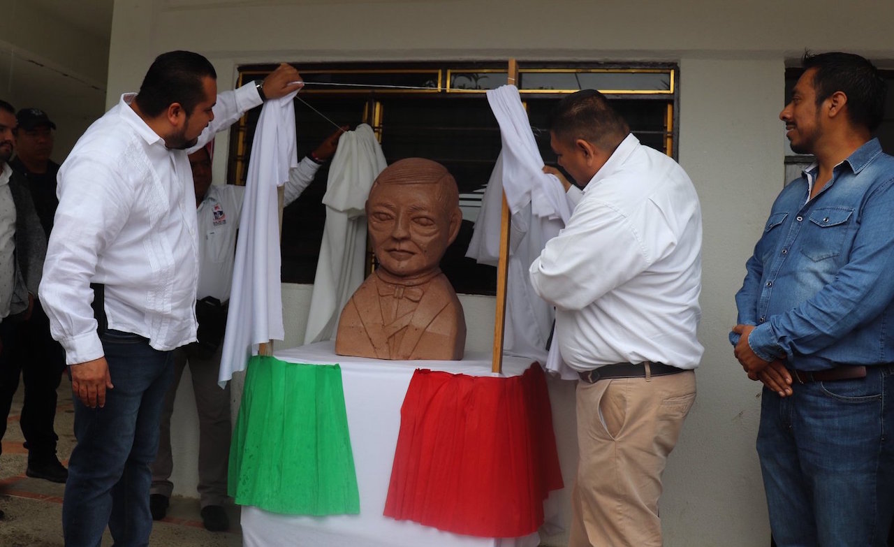 Presentan busto de Benito Juárez... con cabeza extraterrestre