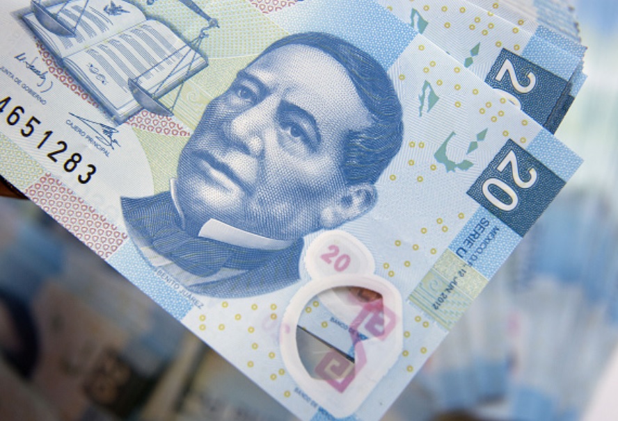 Foto: El retrato de Benito Juárez en un billete de veinte pesos mexicanos se ve en una fotografía tomada en la Ciudad de México, México, 27 de enero de 2016 (Getty Images)