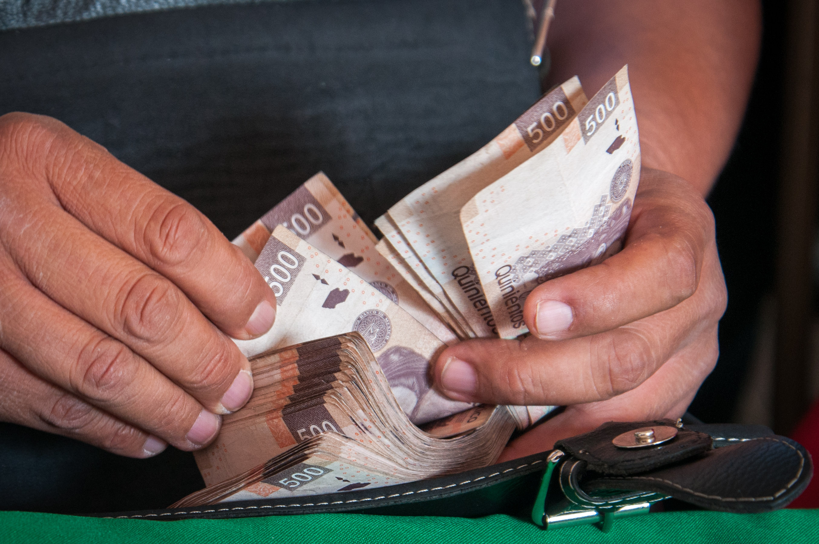 Foto: Una persona cuenta varios billetes de 500 pesos, 6 marzo 2019