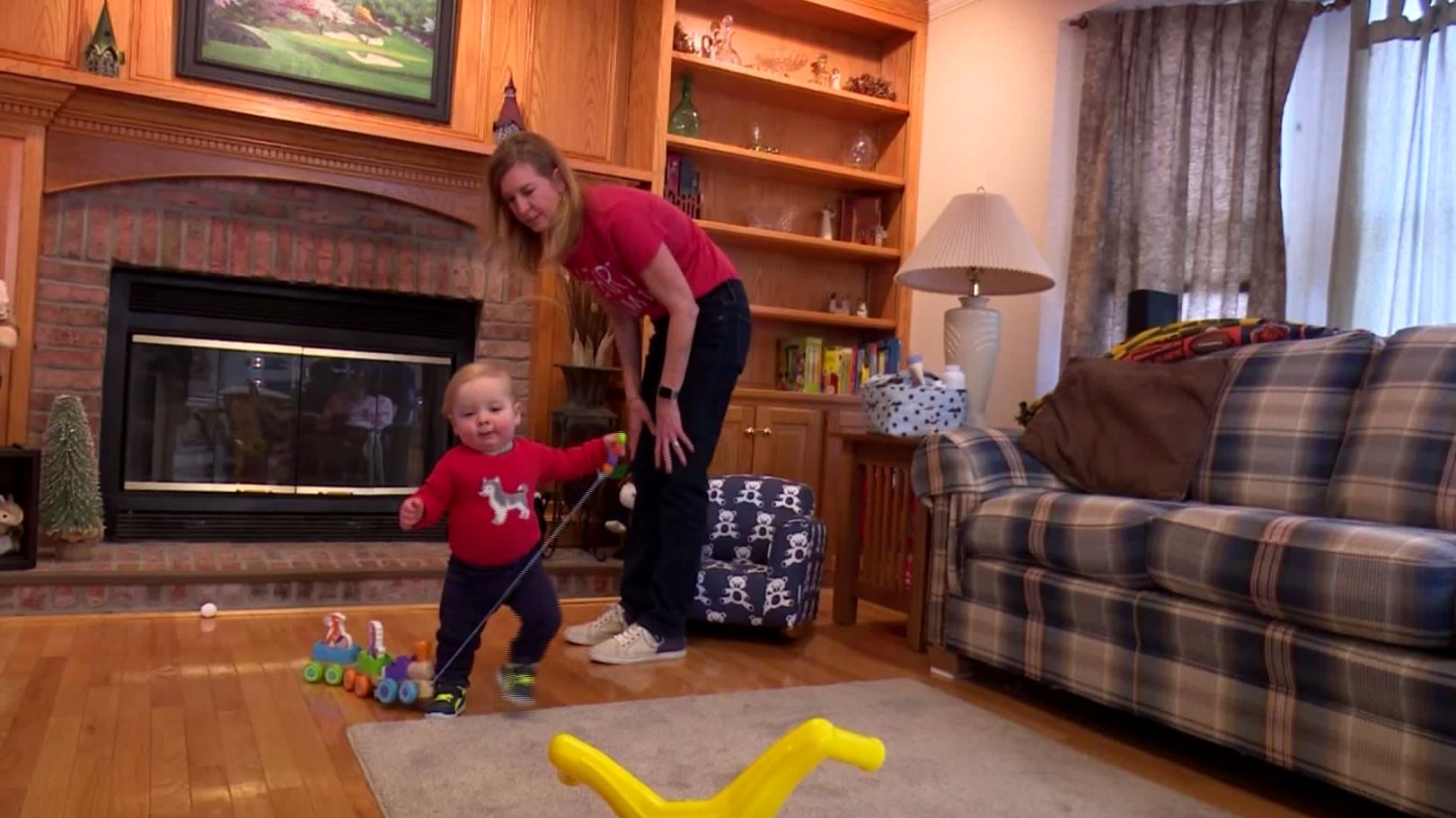 Blaze y su madre en su casa de Peoria, jugando y caminando en la sala (CBS Chicago)