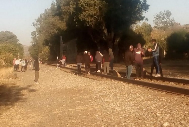 Normalistas bloquean por segundo día las vías del tren en Michoacán