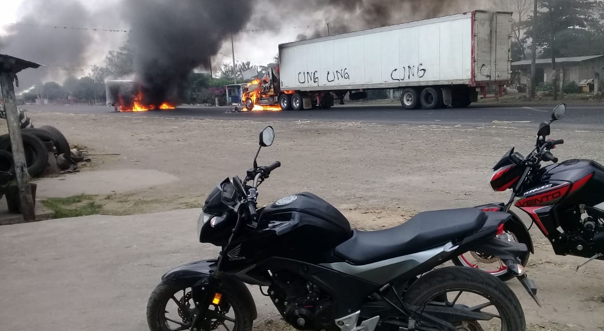 Reportan bloqueos con camiones incendiados en Veracruz