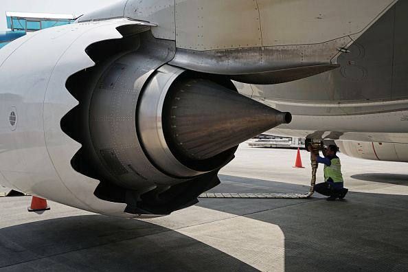 Foto: Ingenieros revisan el motor de un avión Boeing 737 Max 8, 16 marzo 2019