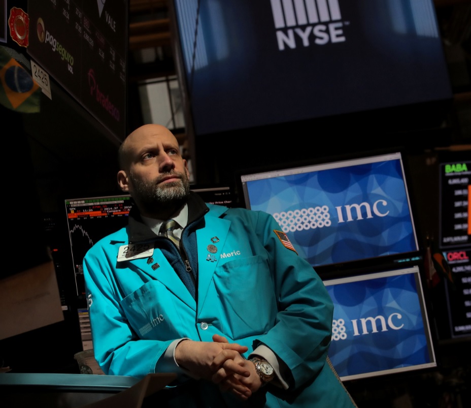 Foto: El especialista Meric Greenbaum trabaja en su puesto en el piso de la Bolsa de Nueva York en Nueva York, marzo 5 de 2019 (Reuters)