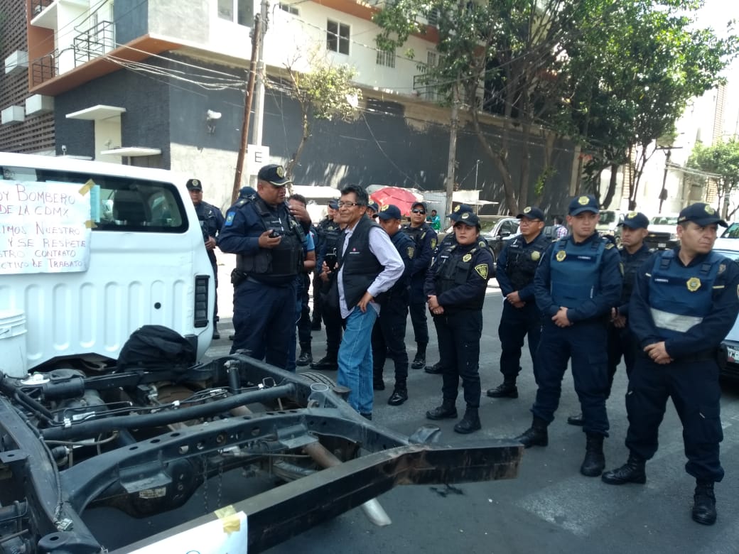 FOTO Bomberos CDMX liberan carriles en San Antonio Abad y rechazan presencia de la Policia S.Servín cdmx 14 marzo 2019