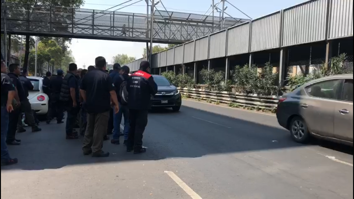 Bomberos CDMX liberan carriles en San Antonio Abad