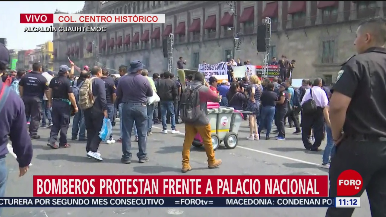 Bomberos protestan frente a Palacio Nacional en CDMX