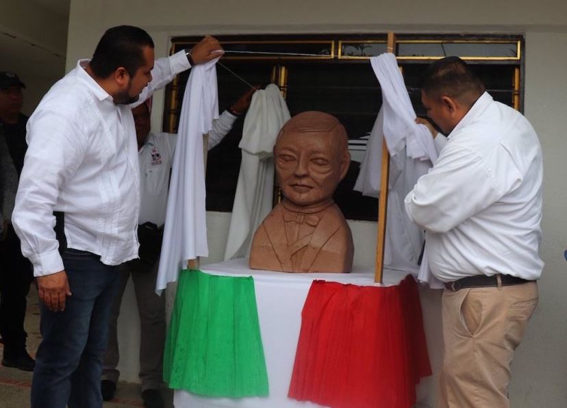 alcalde cuenta la historia del busto de benito juarez que no se parece a benito juarez