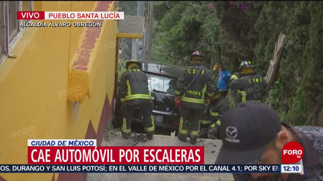 FOTO: Cae auto por escaleras en alcaldía Álvaro Obregón, 18 marzo 2019